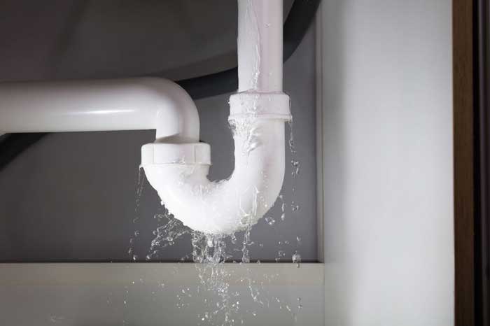 kitchen sink dripping water